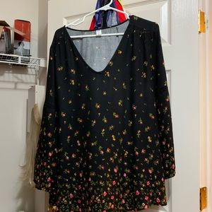 Old Navy Blouse-black with flowers XL